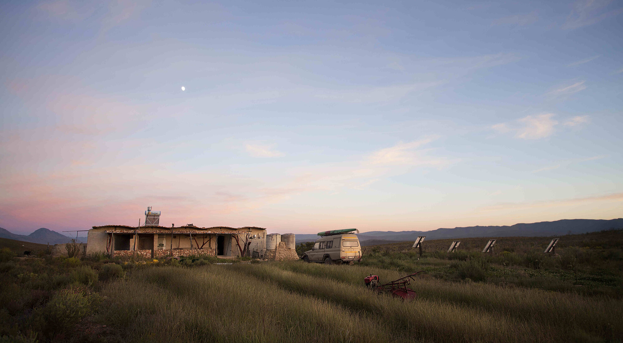 Rysmierberg — off-grid homestead at dusk in the Karoo veld
